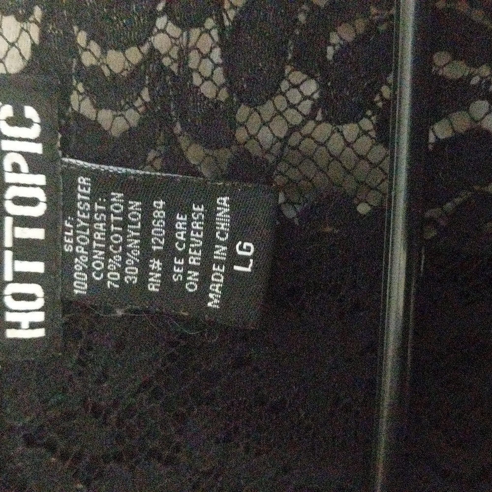 Hot topic large black and white skull and Lace 100% polyester overthrow